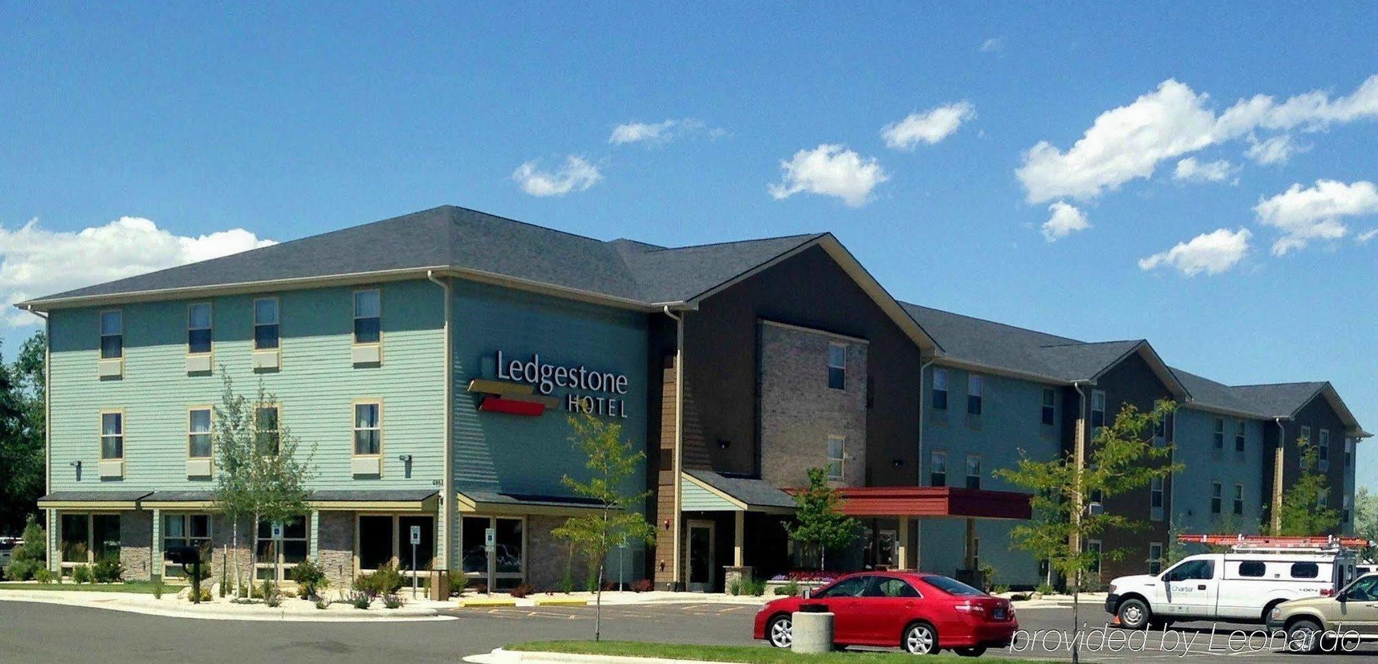 Ledgestone Hotel Вернал Экстерьер фото