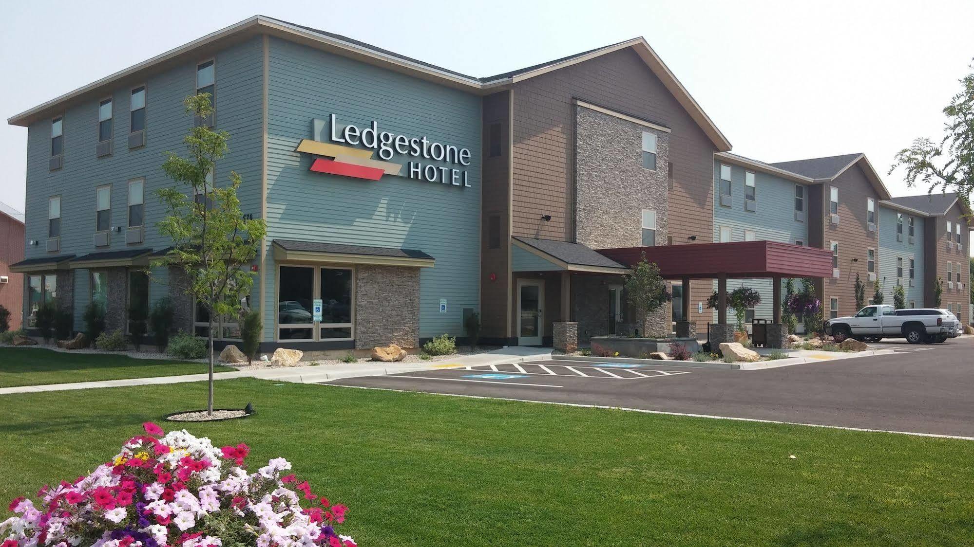 Ledgestone Hotel Вернал Экстерьер фото