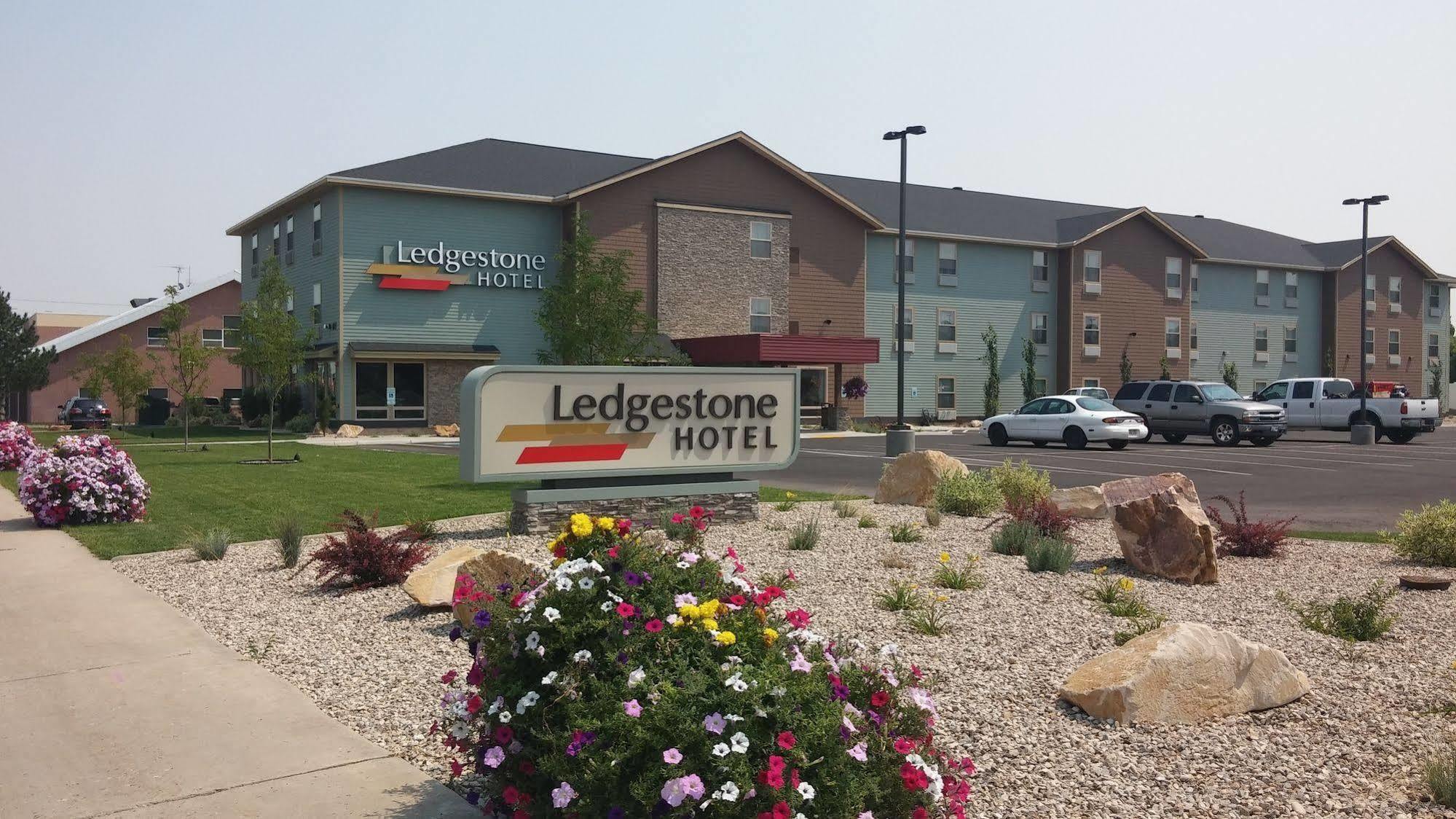 Ledgestone Hotel Вернал Экстерьер фото
